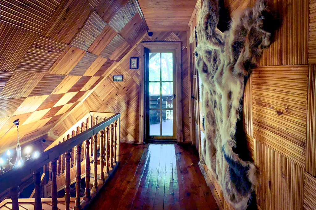 Дом в лесу на озере Селява