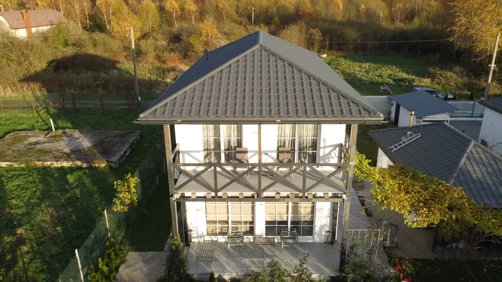 Дом с видом на море и отдельно стоящей баней.