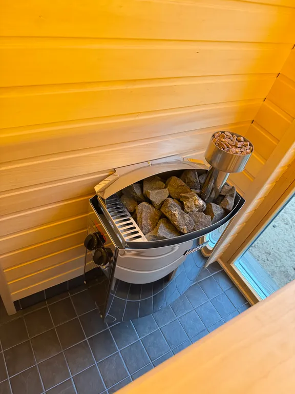 Дом в лесу рядом с озером