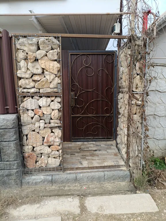 Квартира с тенистым мини двориком