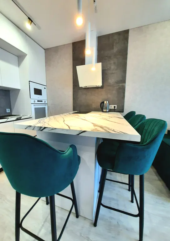 Смотровая квартира с панорамным видом на город с диваном и кроватью