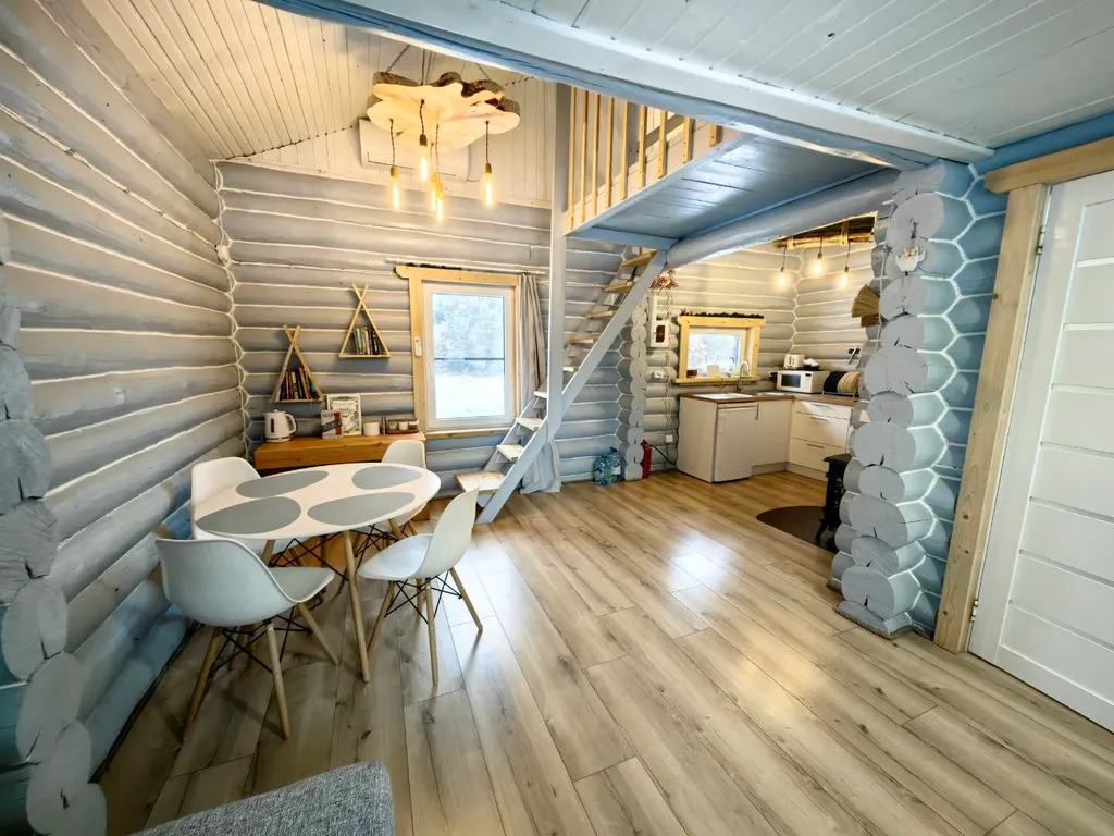 Дом на берегу реки в тихой деревне