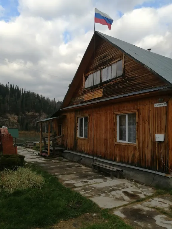 Кедровый дом на берегу реки Бия с видом на реку