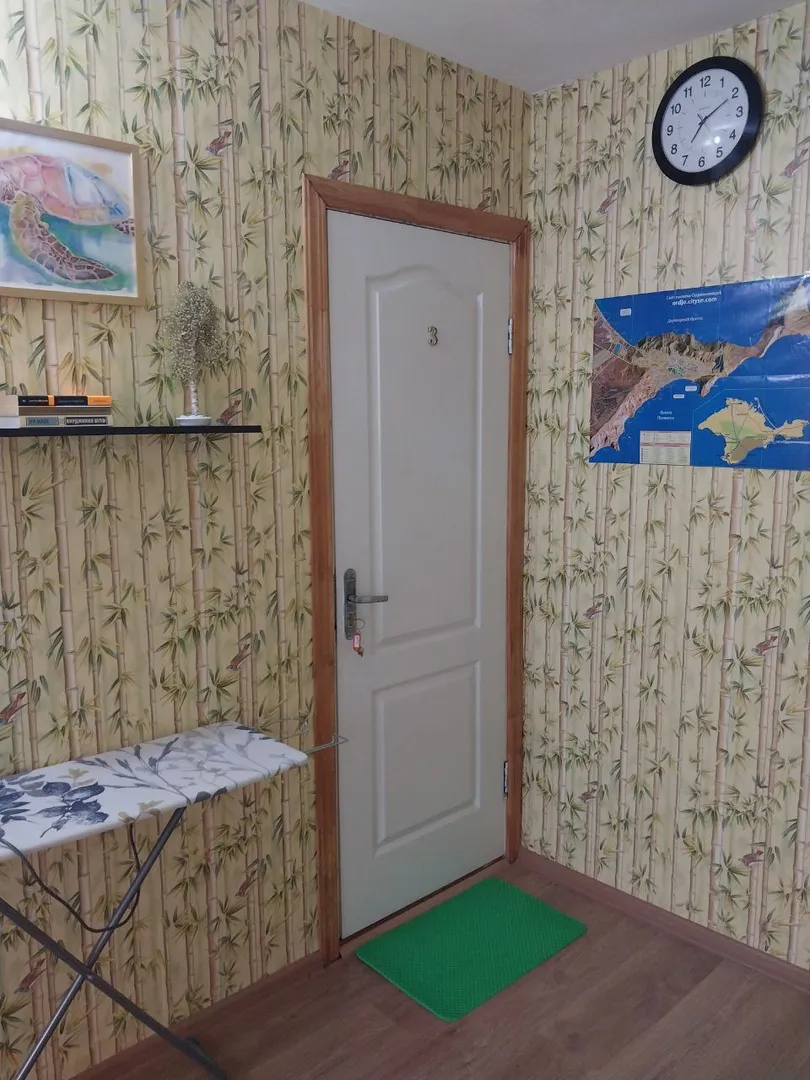 Дверь в номер и холл