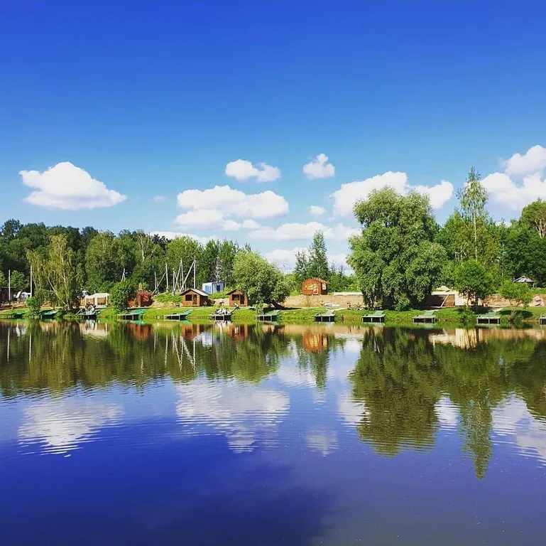 Дом с большой террасой, панорамными окнами, банным чаном и сауной