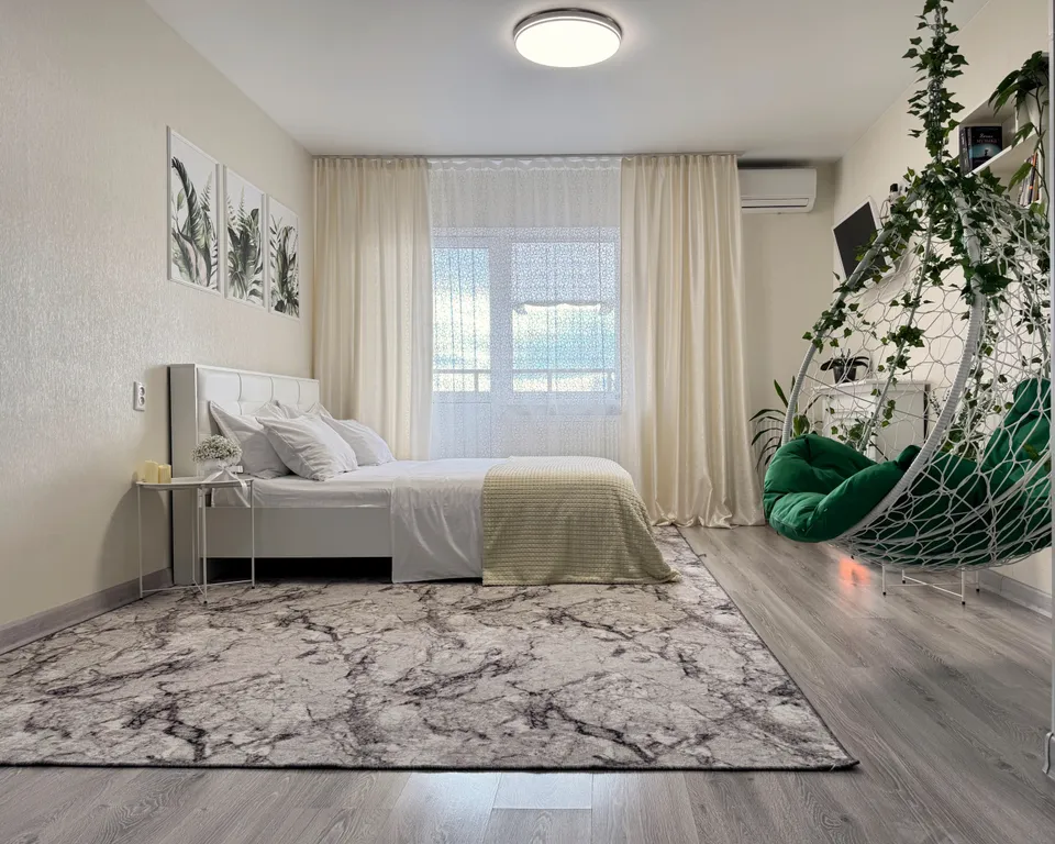 Уютная квартира с подвесным креслом