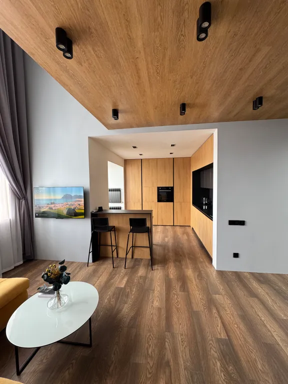 Стильная двухуровневая студия с захватывающим видом на город