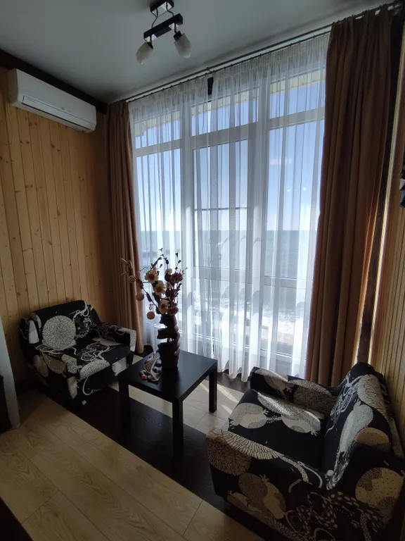 Эллинг на берегу моря