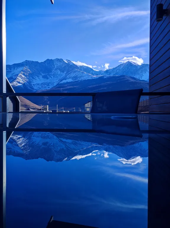 Коттедж с видом на горы и террасой