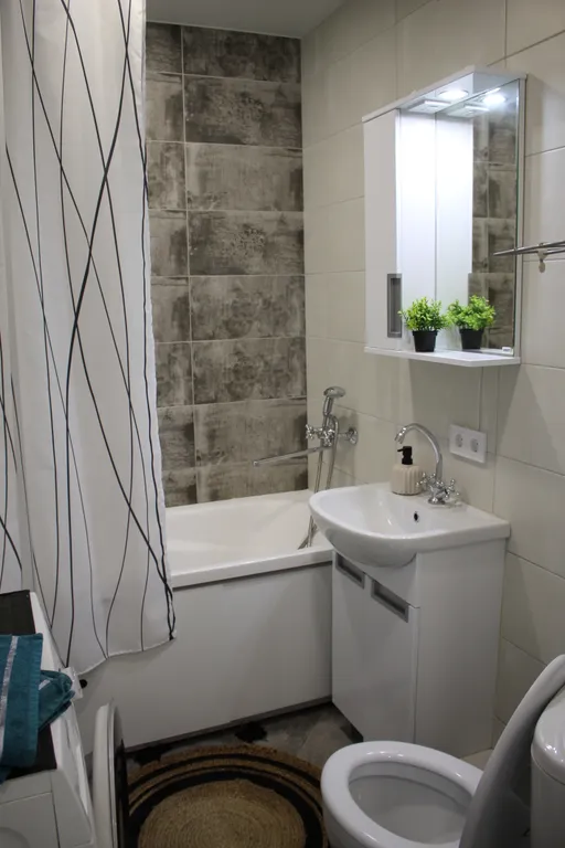 Апартаменты с современным интерьером в новом доме возле парка