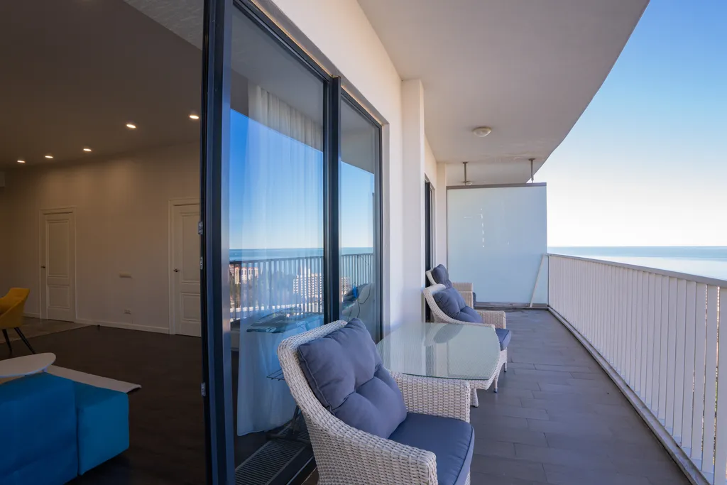 Трёхкомнатные апартаменты с видом на море и город