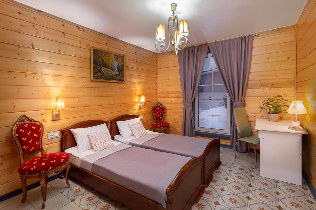 Дом с бассейном и сауной у леса