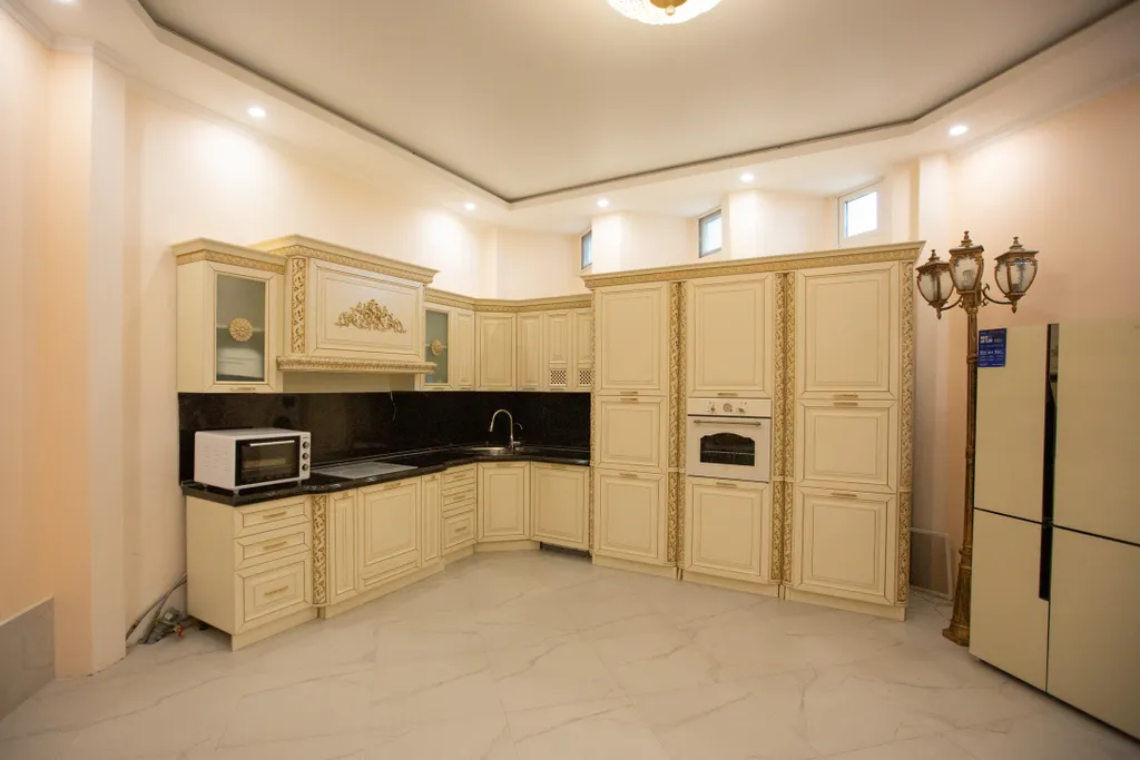 Большой трехэтажный дом