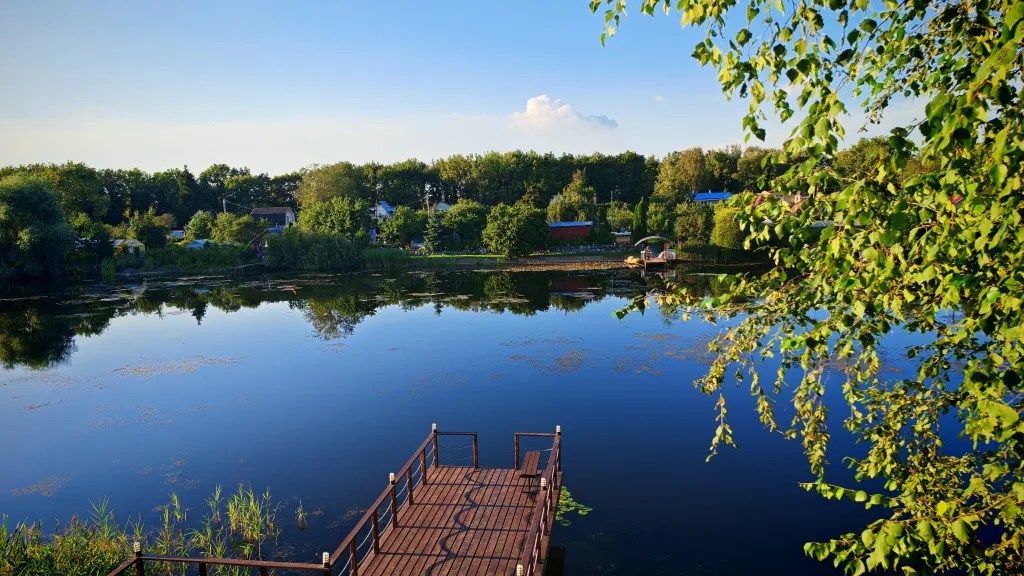 Дома и бани на берегу озера