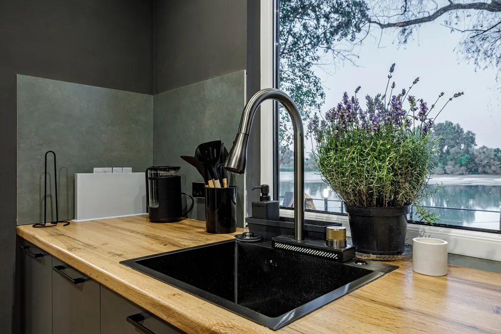 Дом на берегу реки