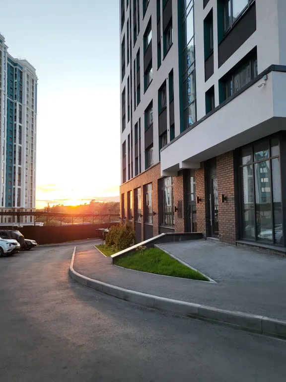 Blue studio - студия с окном в ванной комнате и видом на лес