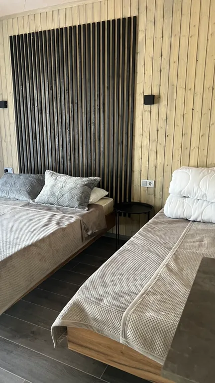 Вилла с бассейном на берегу реки