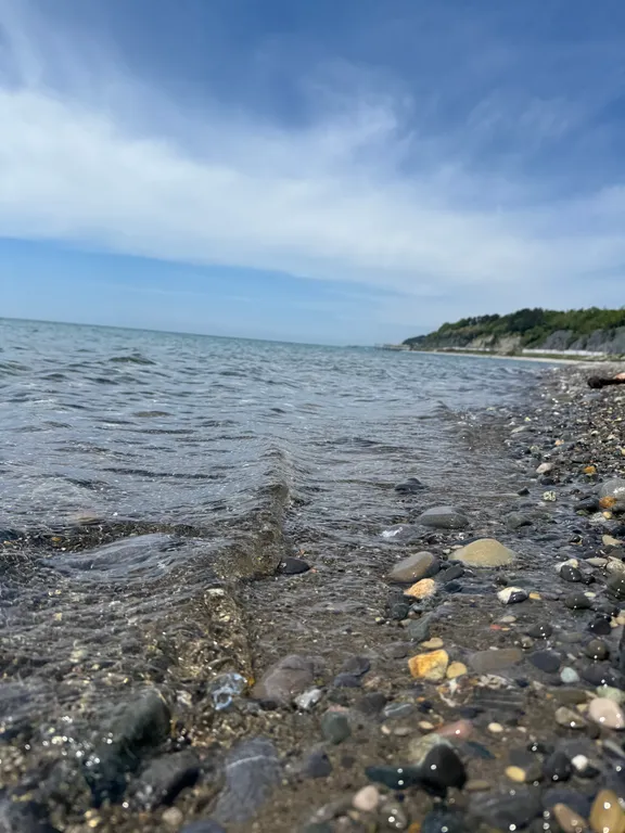 Уютный дом у реки