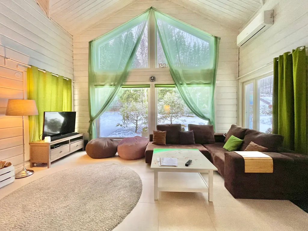 Коттедж с 6 спальнями, сауной и камином