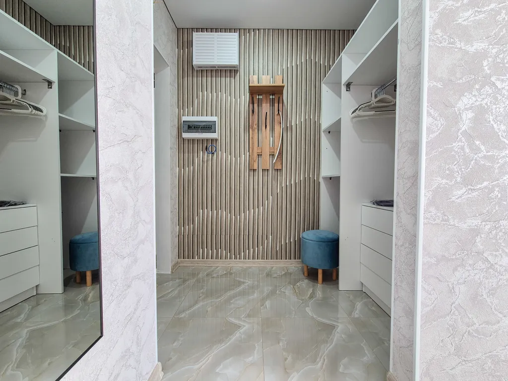 Просторная студия с балконом