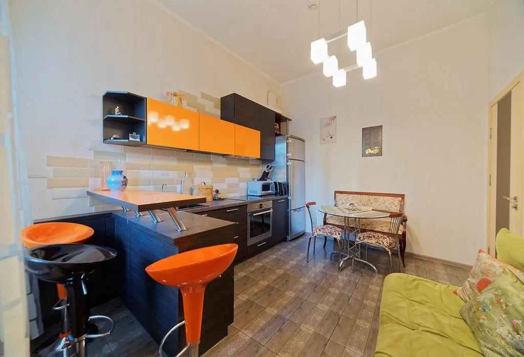 В центре, с видом на Адмиралтейский канал и "Новую Голландию"