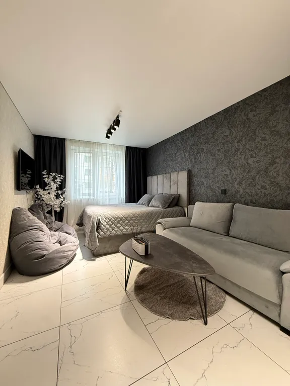 Новая квартира в центре города с елкой и сервировкой