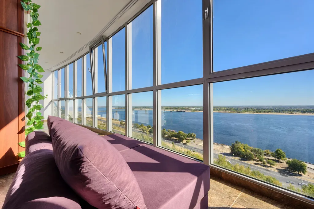 Жизнь с видом реку: огромная лоджия с панорамным остеклением в пол!