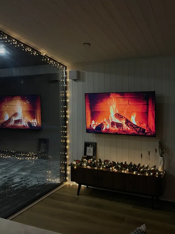 Домик на Новогодние праздники с панорамными окнами в лесу