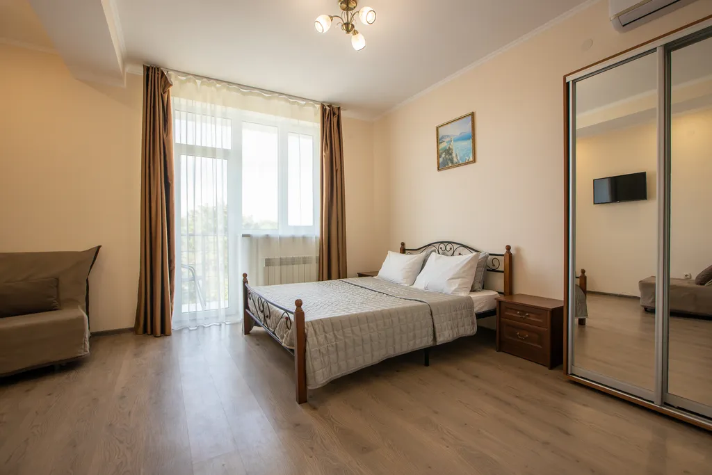 Квартира Четырёхместная комната-комфорт с балконом — аренда посуточно в Севастополь