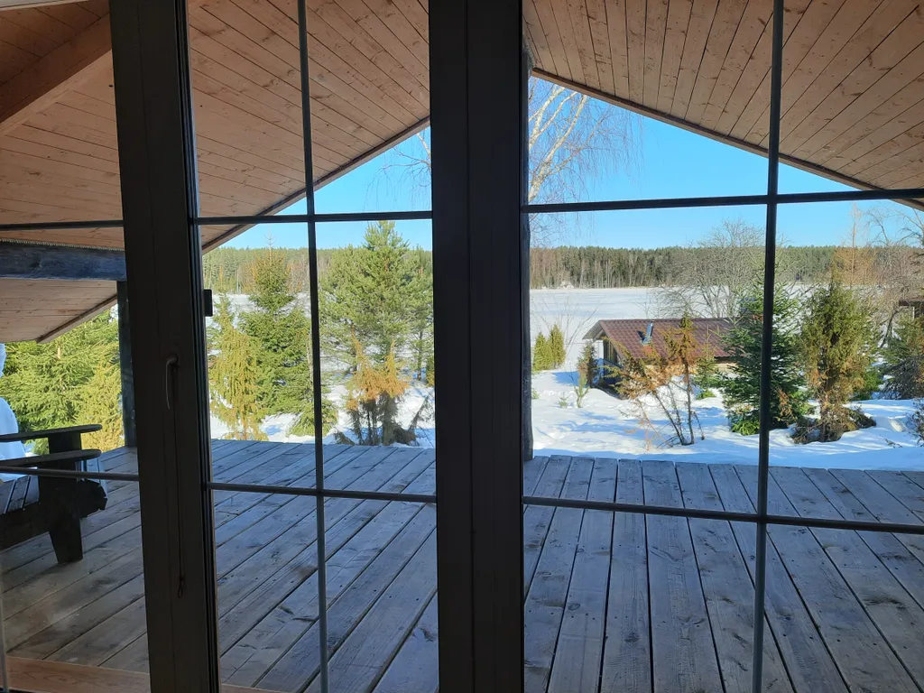 Домик с видом на озеро