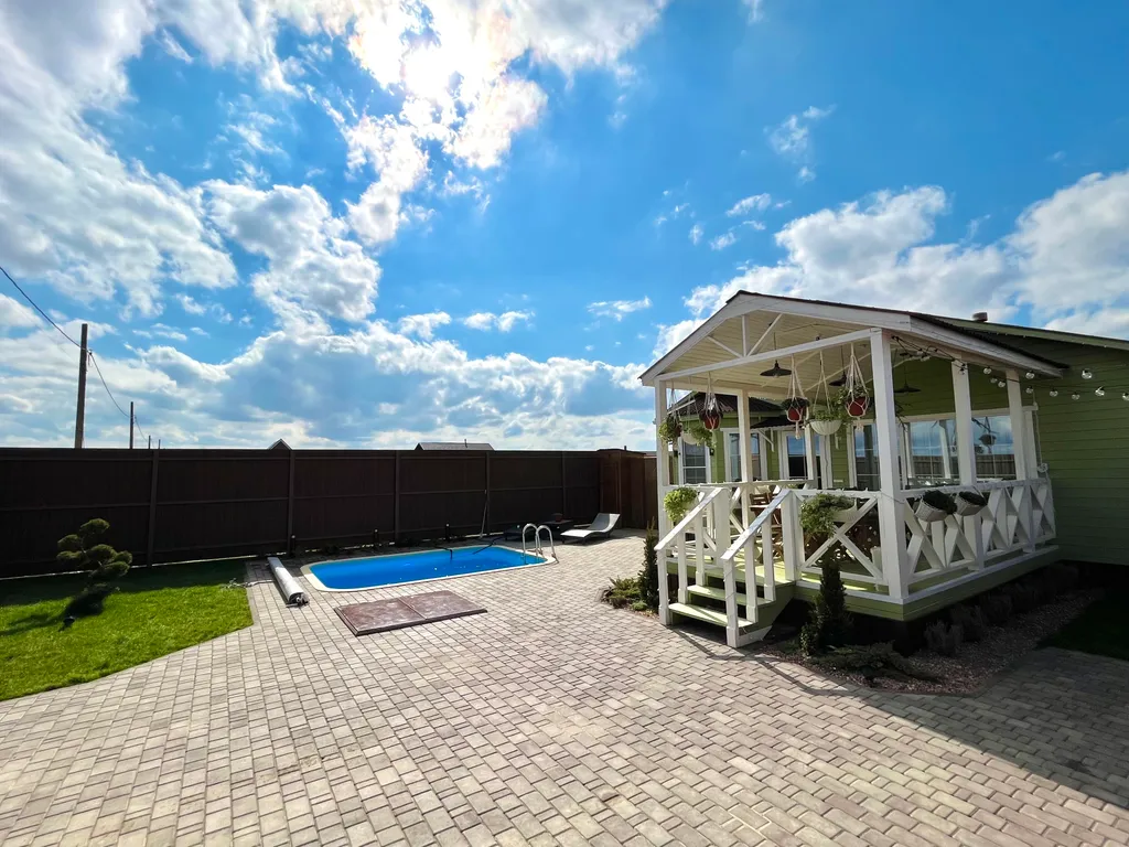 Чистый светлый коттедж с теплым бассейном и баней на дровах