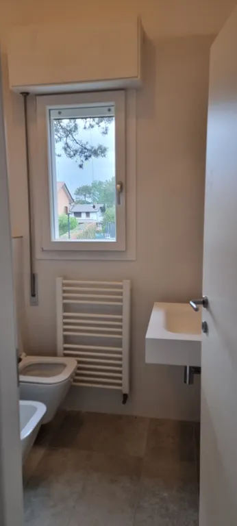 Двухэтажная квартира с частным двориком в Линиано Саббьядоро на море