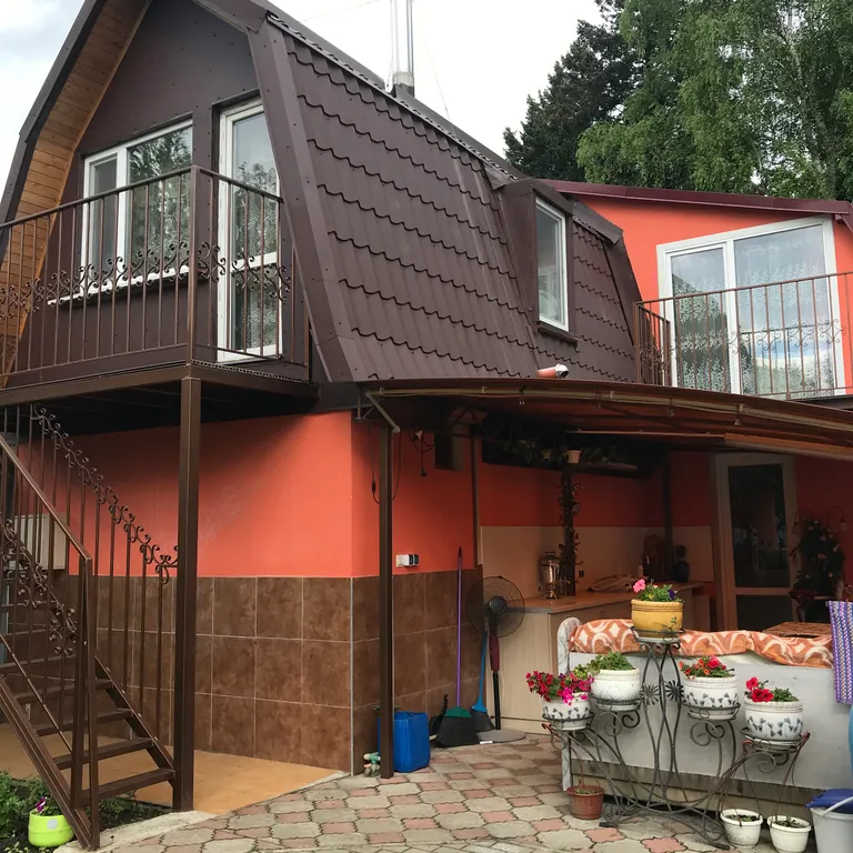 Дом в саду с баней и бассейном летом