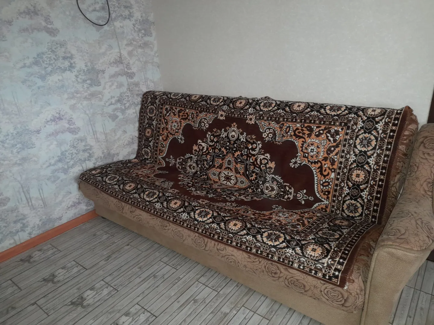 Диван, расположенный на кухне