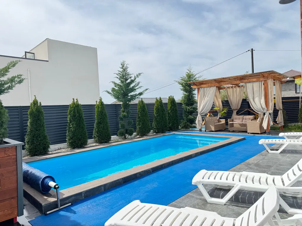 Дом с баней и теплым бассейном