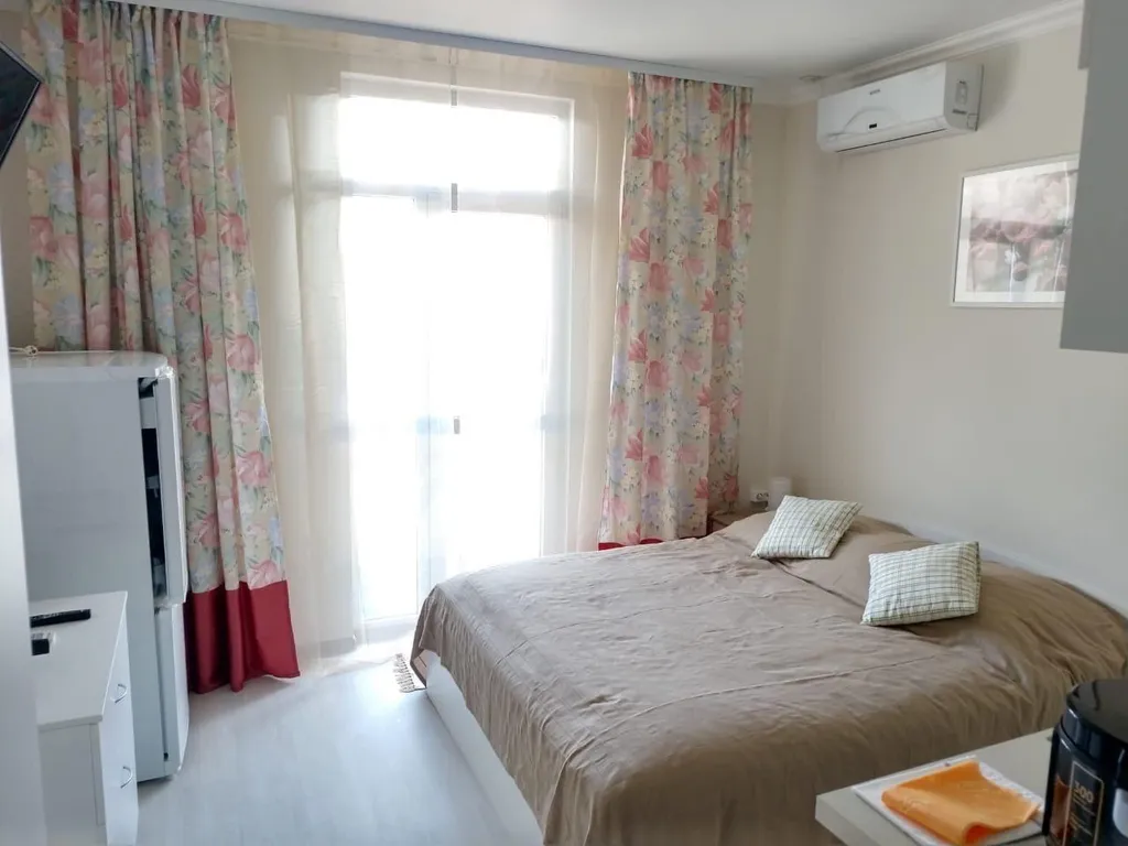 Квартира Стандартный номер с балконом с боковым видом на море — аренда посуточно в Гаспра