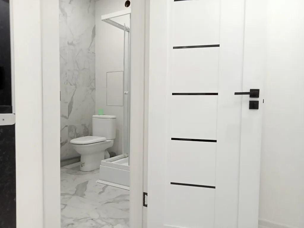 Новая светлая квартира в черно-белом стиле