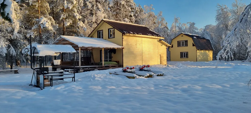 Отдельный дом на краю леса на берегу озера