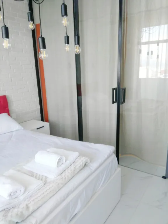 Дизайн-студия со стеклянной спальней