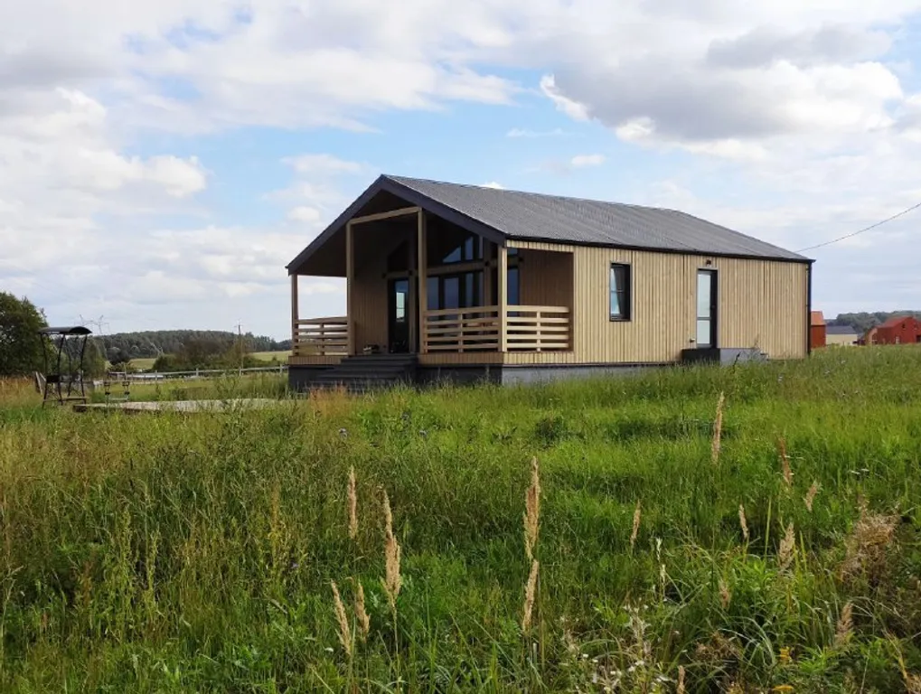 Дом с панорамными окнами и камином в Болотов Деревне