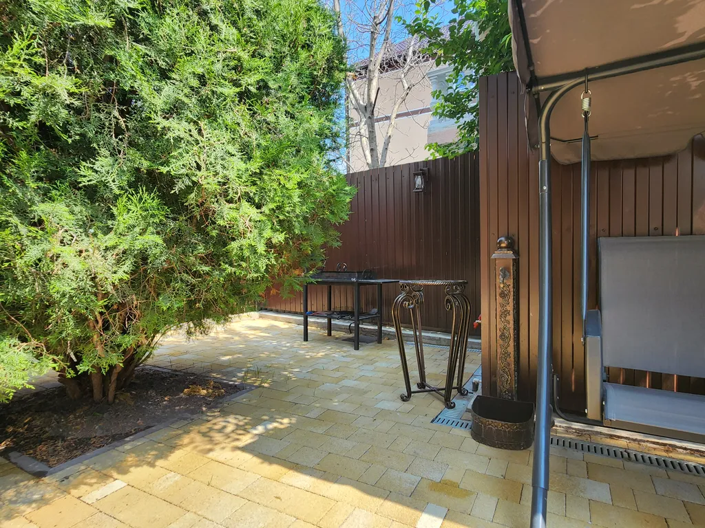 Дом с двором