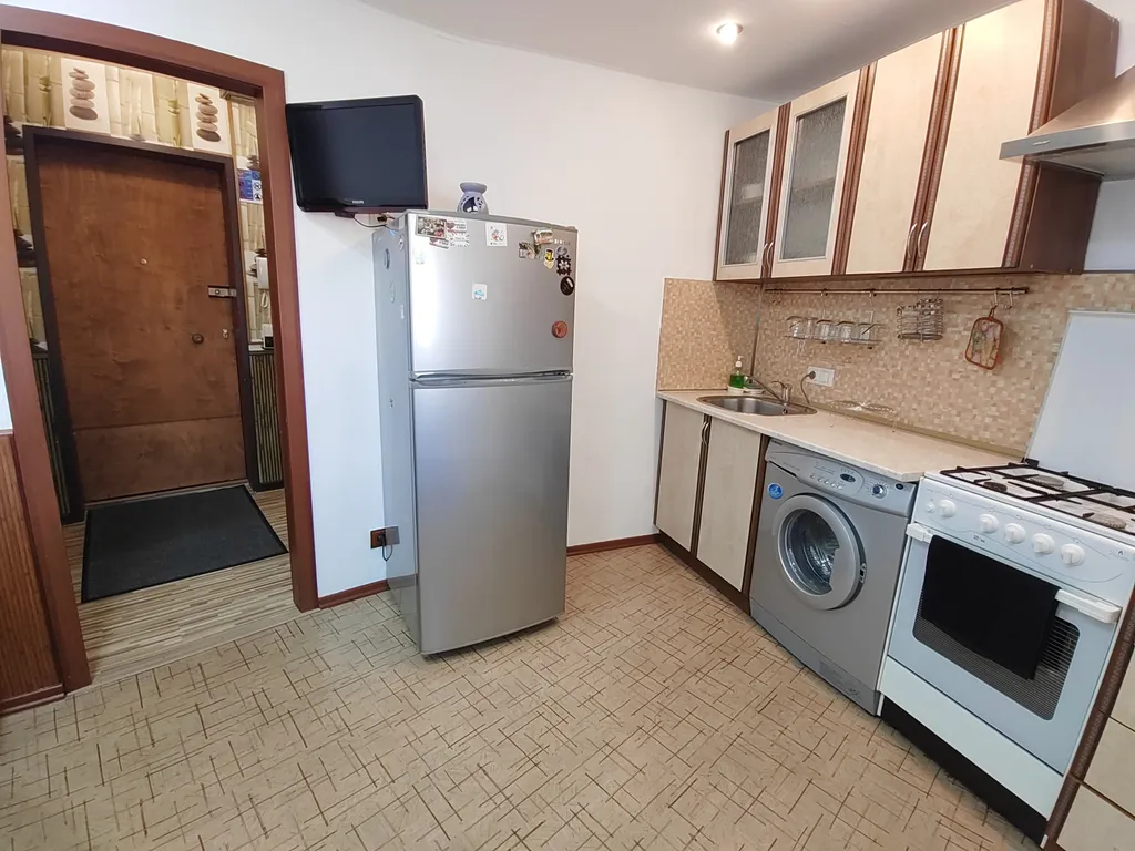 Однокомнатная квартира с улучшенной планировкой в доме с универмагом