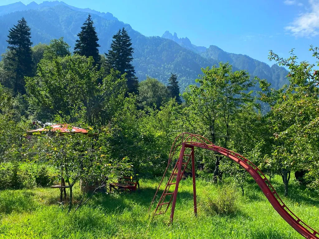 Веранда в окружении величественных гор