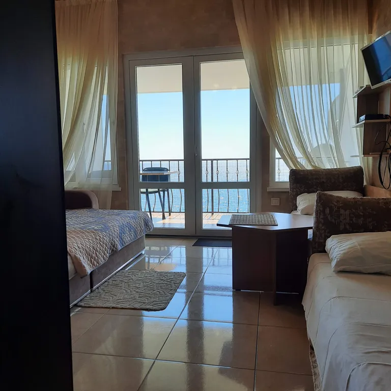 Студия с террасой на море