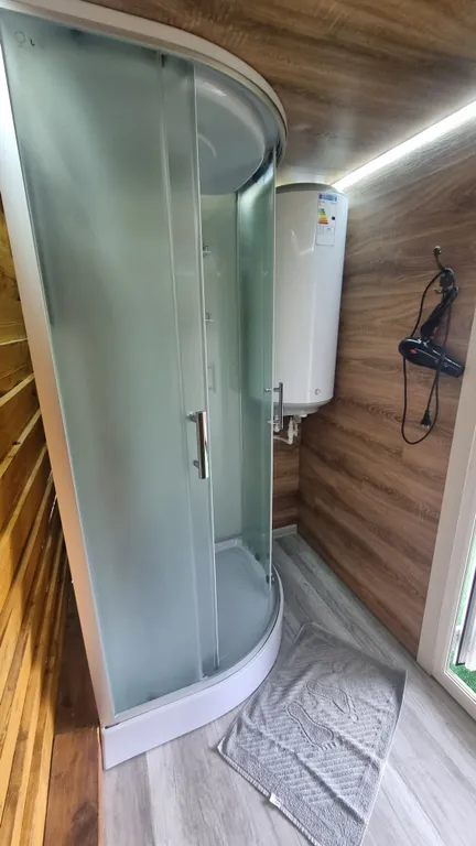 Двухместный домик с двухспальной кроватью и удобствами на два домика