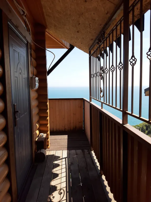 Студия с балконом и панорамным видом на море