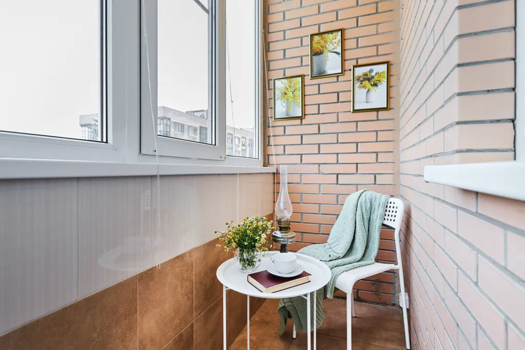 Студия у ЖД вокзала, в центре города