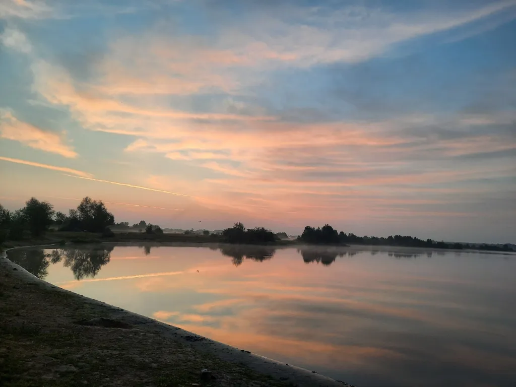 Уютный домик рядом с озером в природном тихом месте