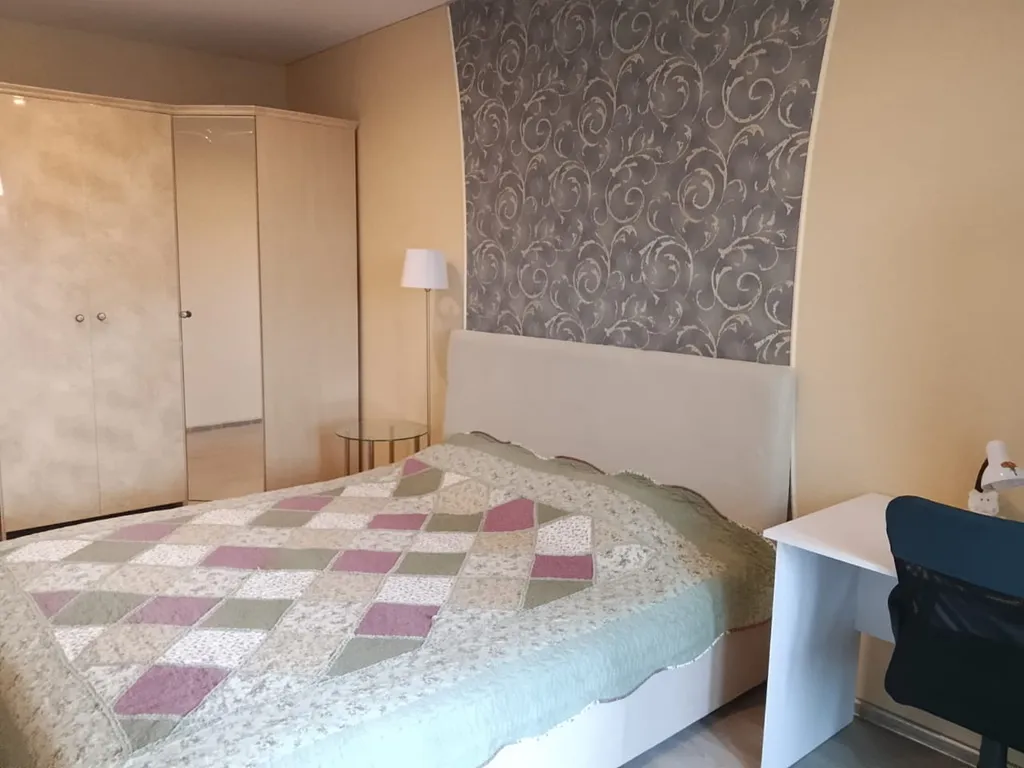 Просторная комната в квартире недалеко от моря