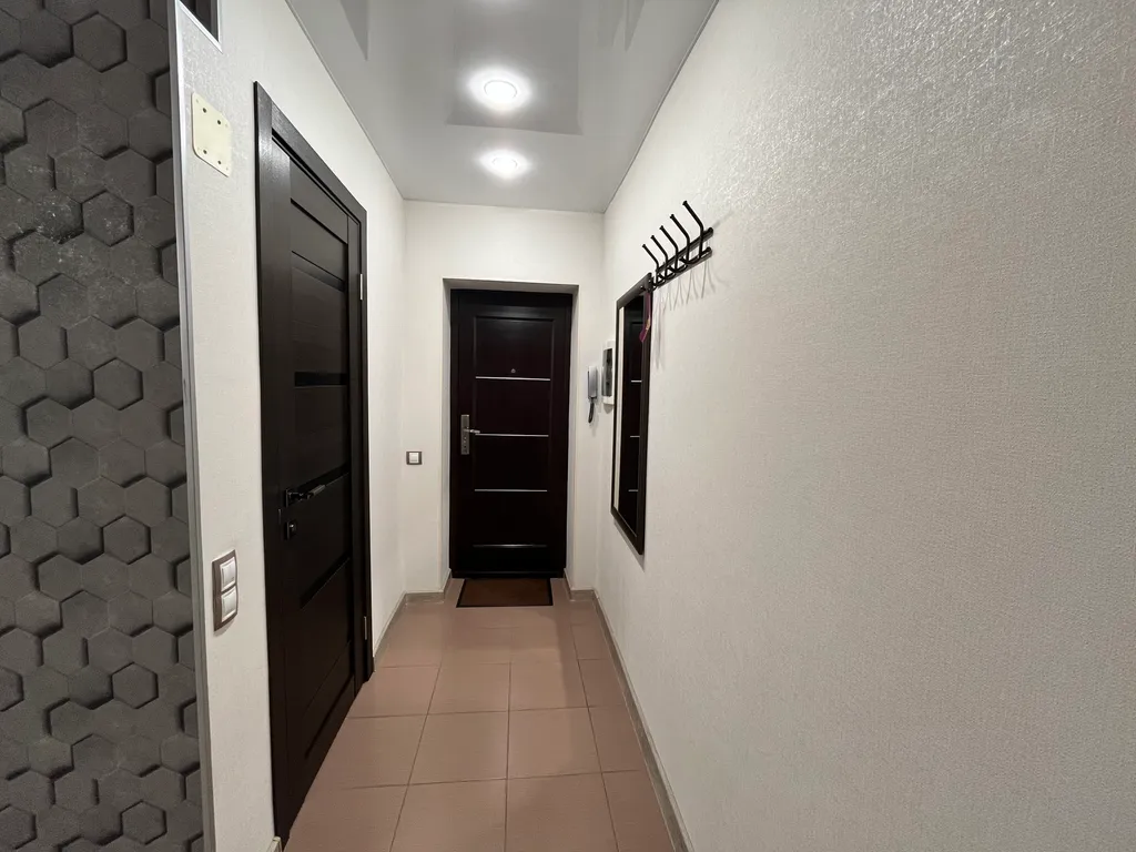 Дизайнерская студия с большим телевизором со смарт-тв